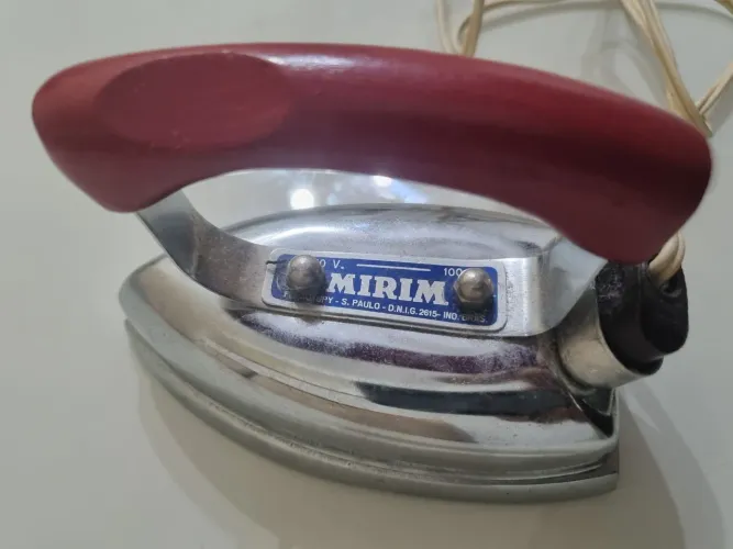 Ferro de passar roupa antigo 