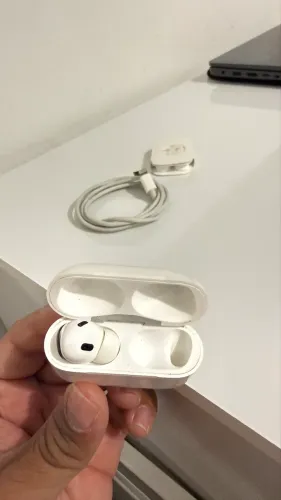 AirPods Pro 2 lado esquerdo