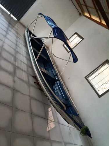 Lancha de alumínio.