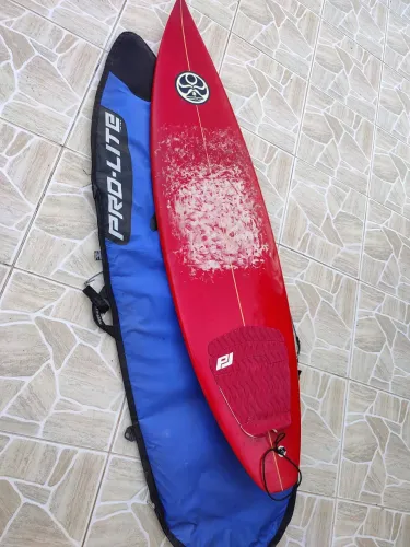 Vendo prancha de surf profissional marca PJ com capa PRO LITE e alça de fixação Leash