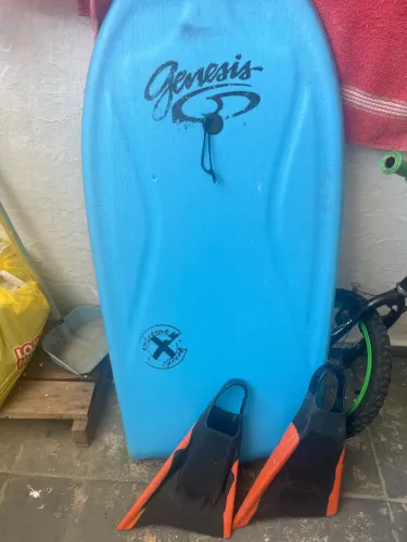 Bodyboard azul, e pé de pato, em estado excelente