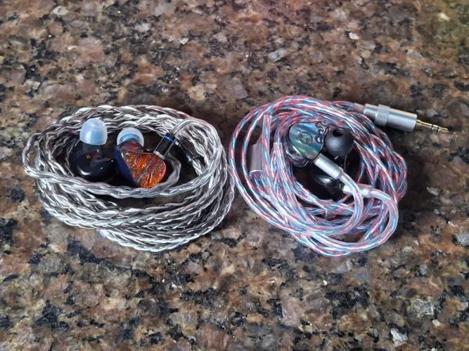 Fones de ouvido - Aful Performer 5 + Juzear Defiant