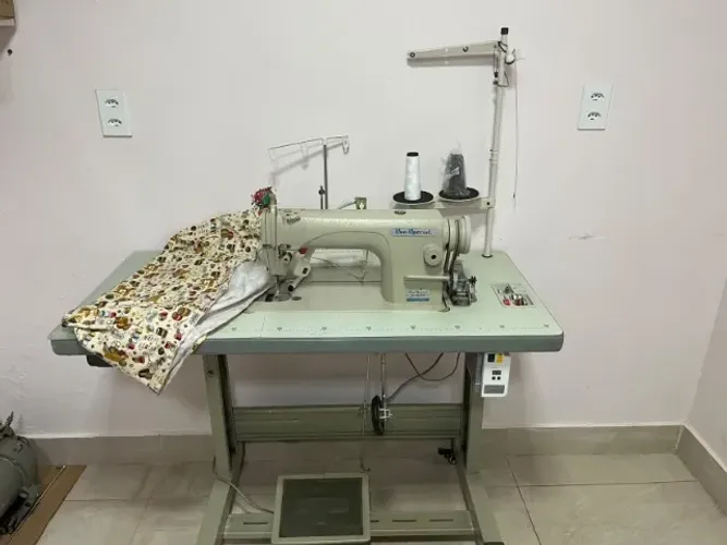 Máquina de costura reta industrial