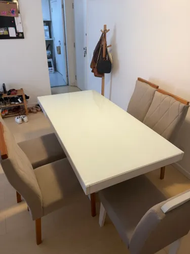 Mesa com tampo de vidro + 4 cadeiras 