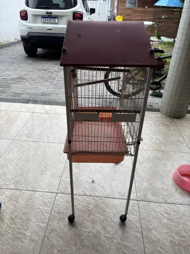 Vende-se Gaiola de Calopsita e um poleiro de papagaio  