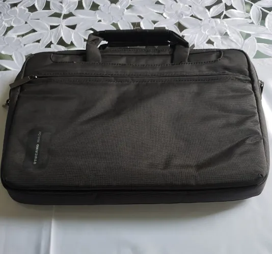 Bolsa italiana marca *Tucano* para Laptop na cor preta tecido impermeável