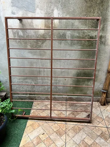 Grade de ferro para janela - aproximadamente 1,25 x 1,50 m