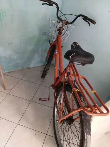 Vendo uma bicicleta aro 27,, 180 reais so montar e andar