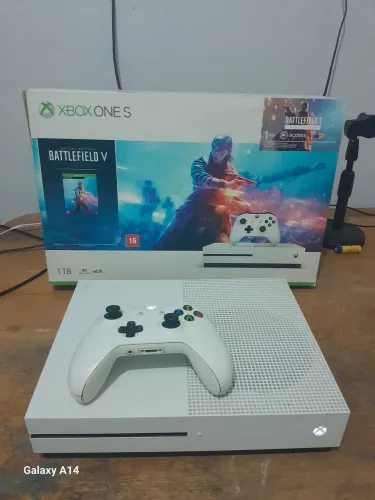 Xbox one s Usado funcionando perfeitamente . Tem 1tb de memória,  inclui jogos. 