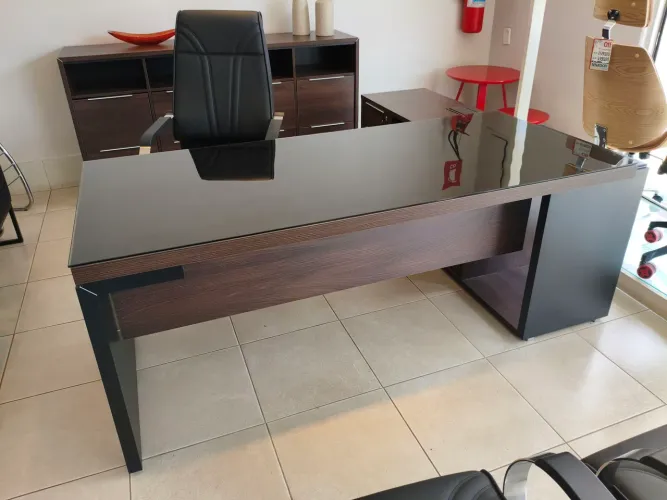 Mesa diretor escritório tampo de vidro 1,80x1,80