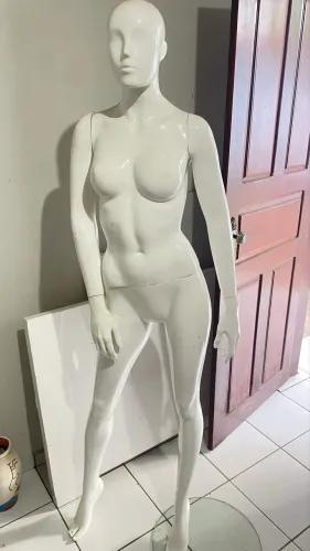 Manequim Feminino Corpo Inteiro Branco c/ Base - Ideal para Vitrine e Loja