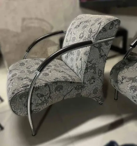 Conjunto 2 poltronas - Cinza estampa floral com detalhes madeira