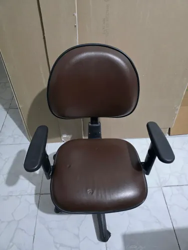 Cadeira de Escritório Ergonômica com Braços Reguláveis e Inclinação