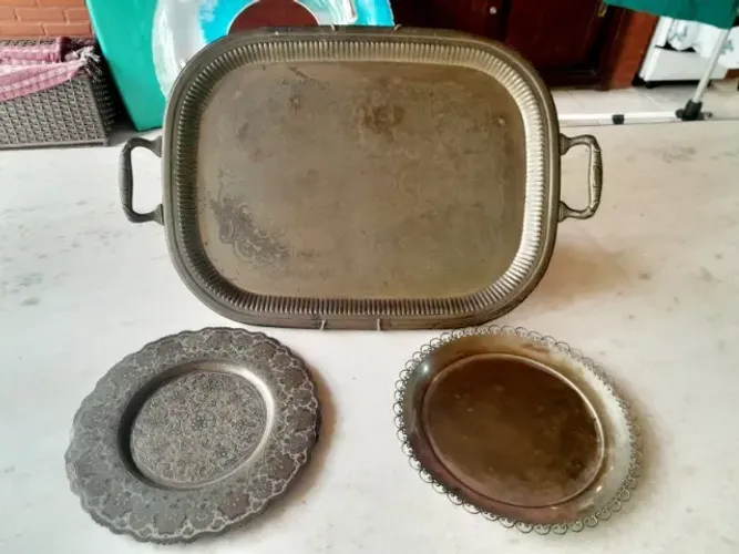 3 itens de decoração: Bandeja e Pratos de Metal
