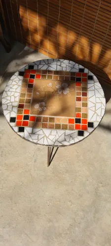 Mesa mosaico artesanal com base de ferro