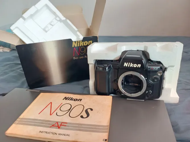 Câmera Nikon N90s (com defeito, para peças, conserto ou colecionadores)