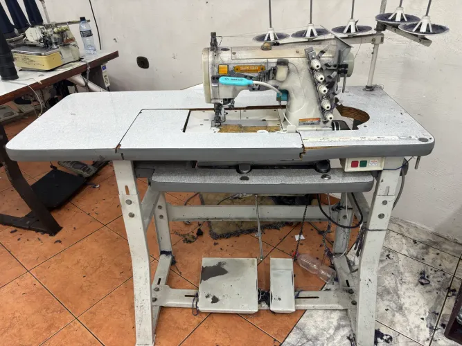 Máquina de costura industrial Siruba, galoneira plana 3 agulhas