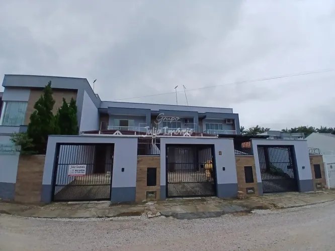 Casa com 02 dormitórios no Planalto