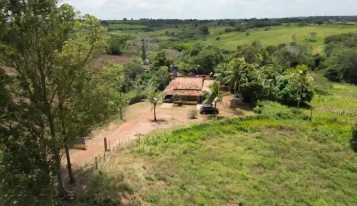 Sítio com açude, plantações e benfeitorias