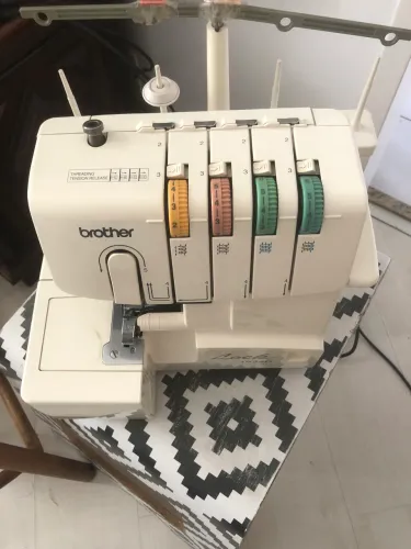 Máquina Overloque Brother 1034D