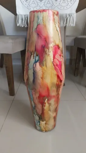Vendo maravilho Vaso decorativo para enfeites e flores. Totalmente artesanal e pintado.