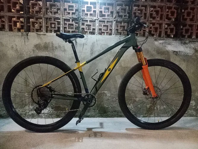Bike, 29, quadro 15, suspenção 129mm a ar, cassete 13 x 52 , aro 24 raio, eixo carbono