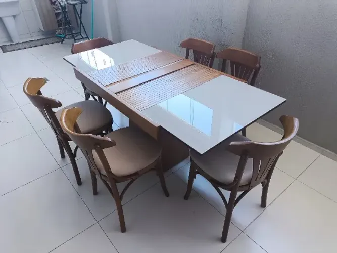Mesa de cozinha elástica com 6 cadeiras em madeira