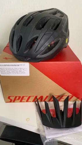 Capacete de ciclismo da marca Specialized
