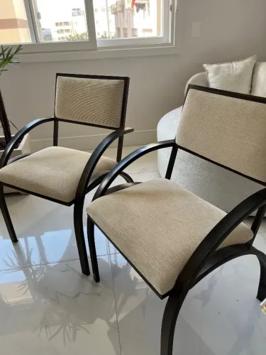 2 cadeiras design, em ferro e estofadas