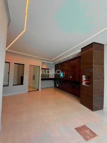 CASA À VENDA EM SENADOR CANEDO CONFORTO, ESPAÇO E EXCELENTE ESTRUTURA! Casa de Rua com 3