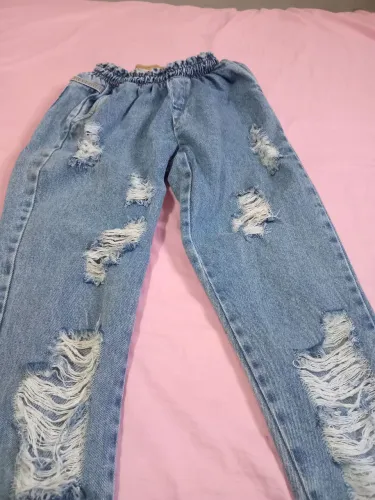 Calça jeans com detalhes desfiado 