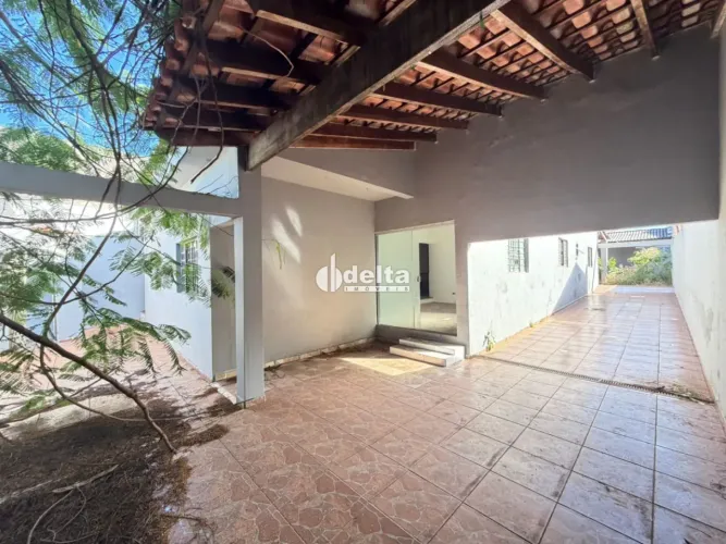 Casa residencial com 7 quartos sendo 1 suíte disponível para locação no bairro Cidade Jard