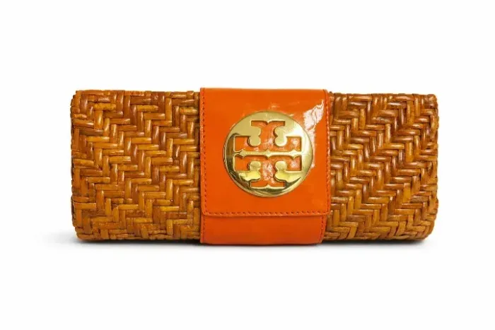 CliutchTory Burch de palha trançada com detalhe em vinil e dourado super atemporal.