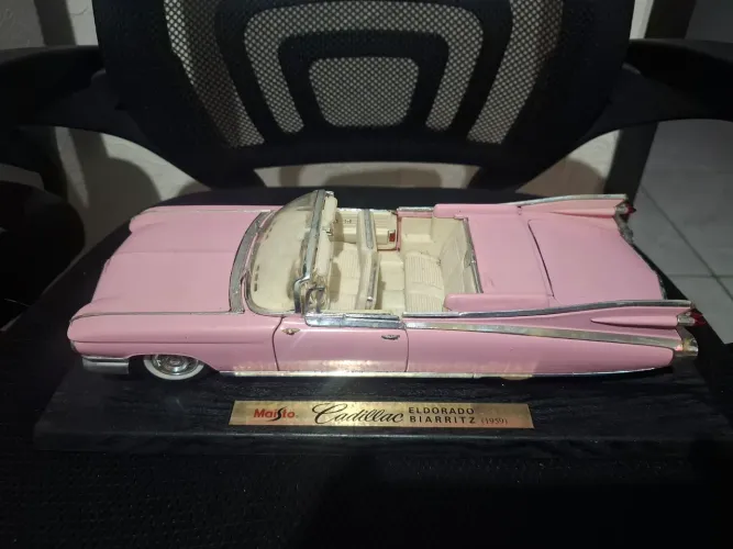 Miniatura Do Cadillac Eldorado Biarritz 1959 - 1:18 - Rosa<br><br>Cor: Rosa