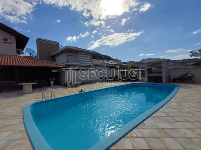 Casa residencial para locação no bairro Barra do Rio Cerro