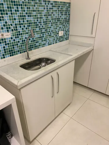 Gabinete com Bancada de Mármore, Cuba e Torneira
