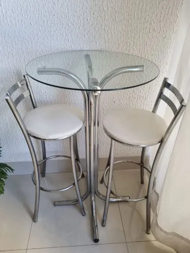 Vendo Conjunto de mesa com 2 cadeiras.