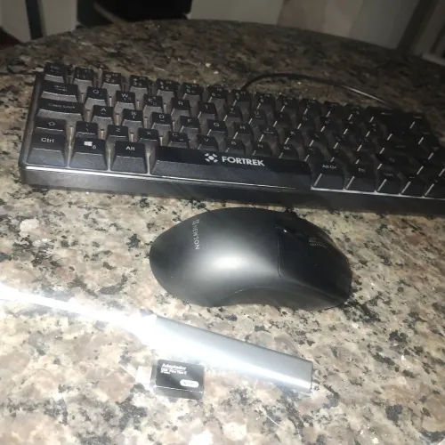 Vende se teclado e mouse com cabos 