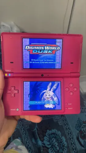 Nintendo DS rosa edição funcionando em carregador