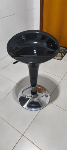 3 banquetas com regulagem de altura