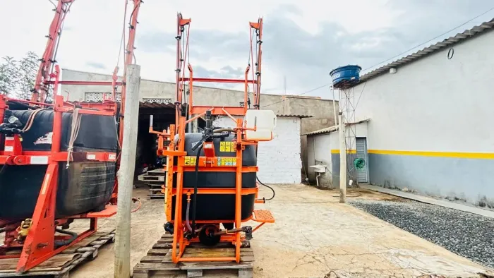 Pulverizador Agricola Jacto 600 LTS barra de 12 mts 