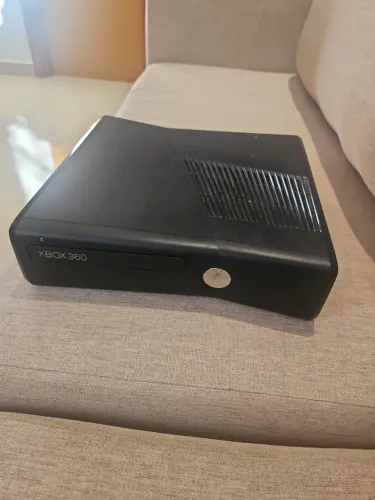 Xbox 360 com jogos e controle sem fio
