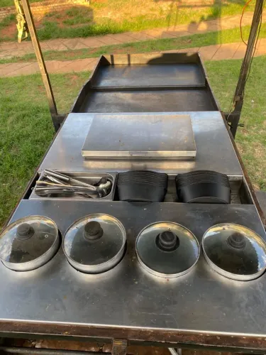 Carretinha Hot Dog com toldo, panelas e fogão.