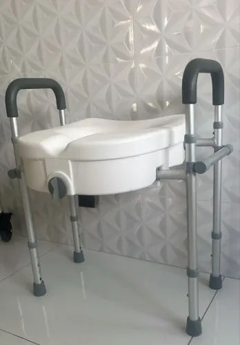 Assento sanitario com barra de apoio lateral