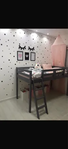 Vendo cama com escada e escorregador/opcional.  Em madeira maciça cinza.  