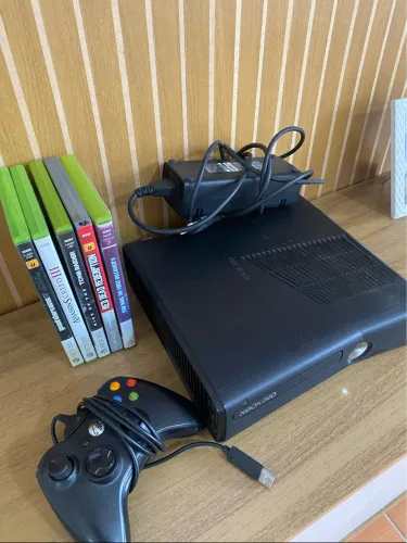 XBOX 360 slim + 5 jogos