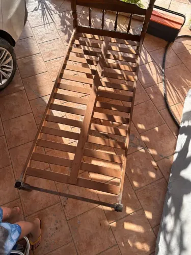Cama de solteiro - madeira maciça