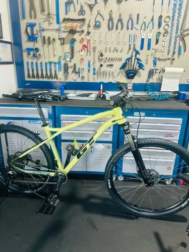 Combo de Bikes GT Avalanche Elite e Specialized Rockhopper Comp 