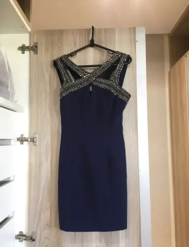 Vestido azul com detalhes em pedrarias 