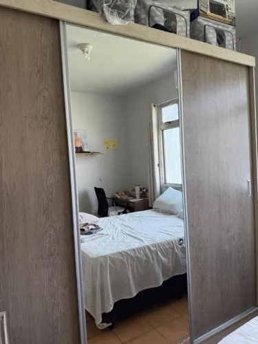 Guarda-roupa com espelho